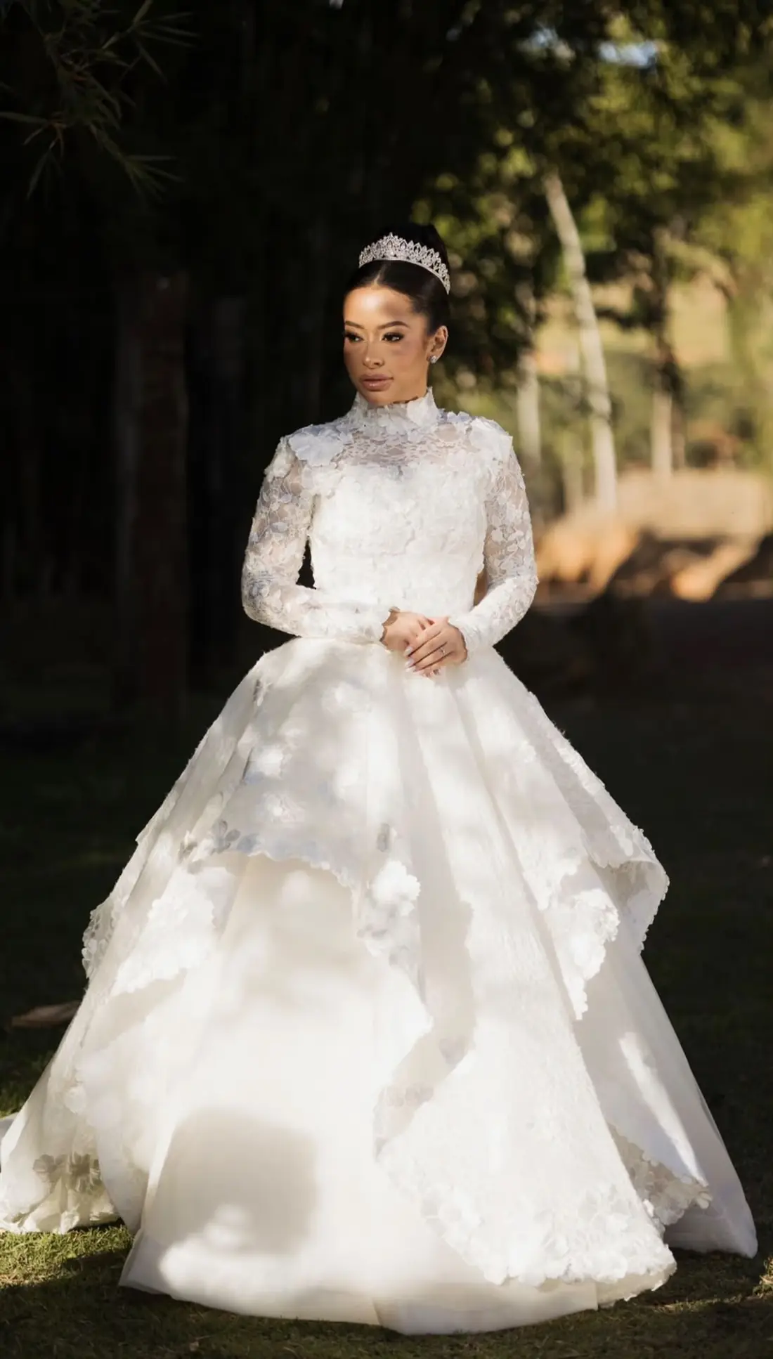 Vestido de noiva em renda com mangas longas e coroa