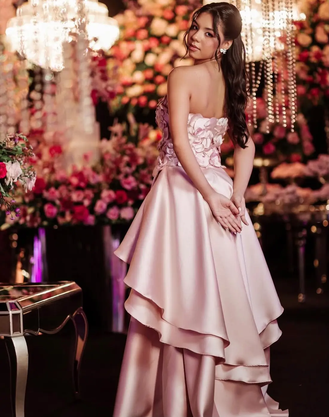 Debutante com vestido bordado floral rosa